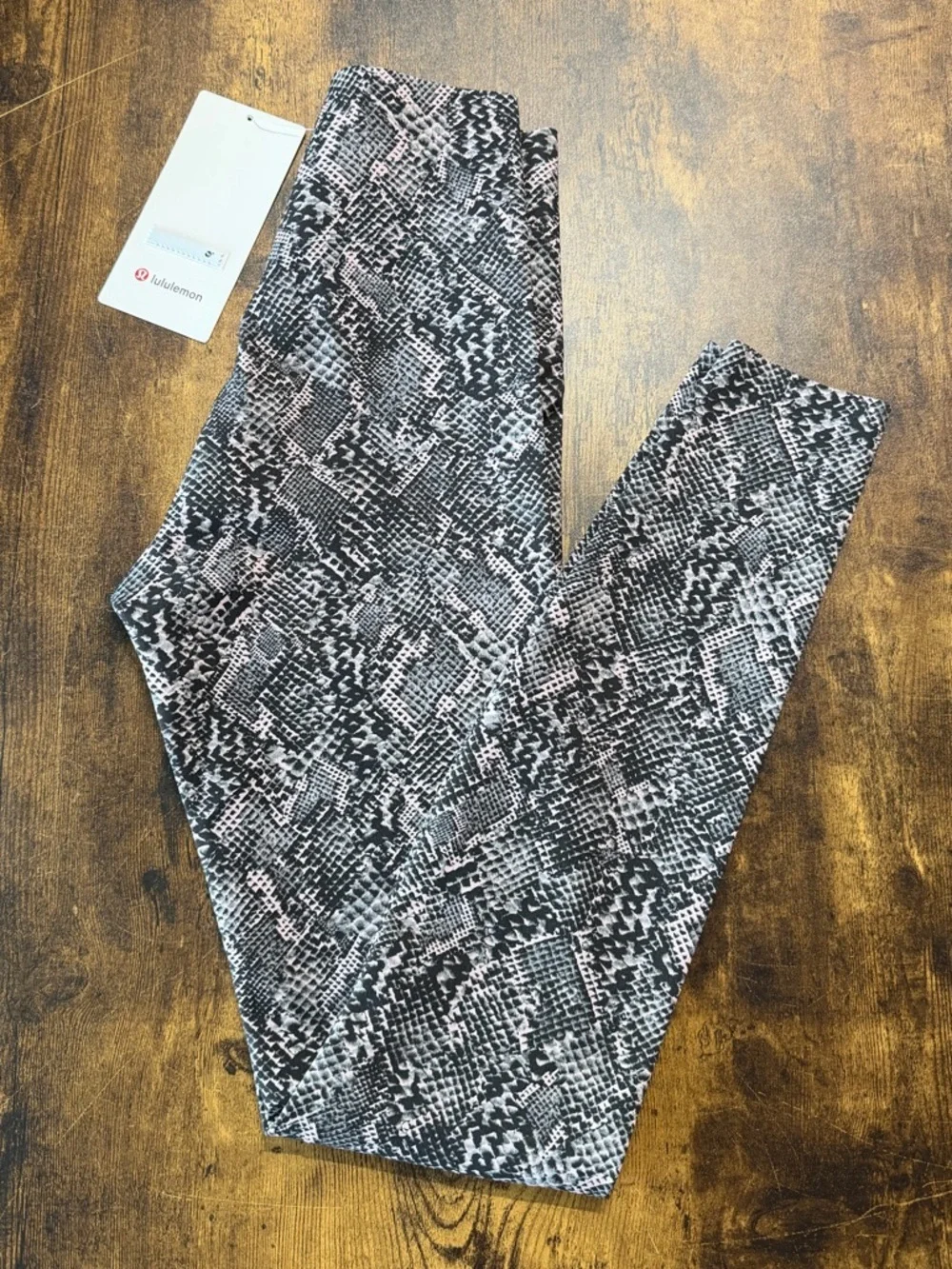 ✨ Lululemon Glow Up SHR Tight 28” Size 4 Snakeskin Print NWT ✨
